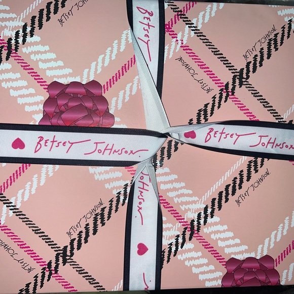 BNIB Betsey Johnson gift set - Picture 2 of 2